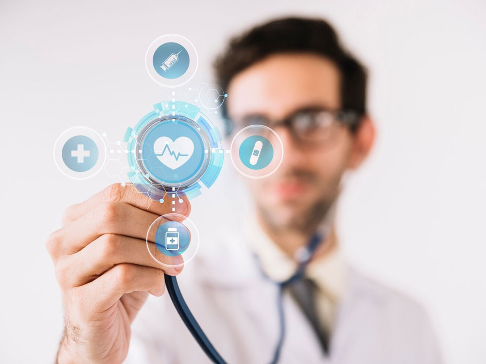  Médico interactuando con una interfaz digital futurista, simbolizando el uso de software médico para optimizar la atención al paciente mediante tecnología e innovación.